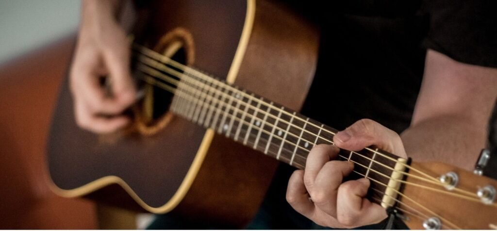 Guía para Elegir la Mejor Guitarra Acústica para Principiantes